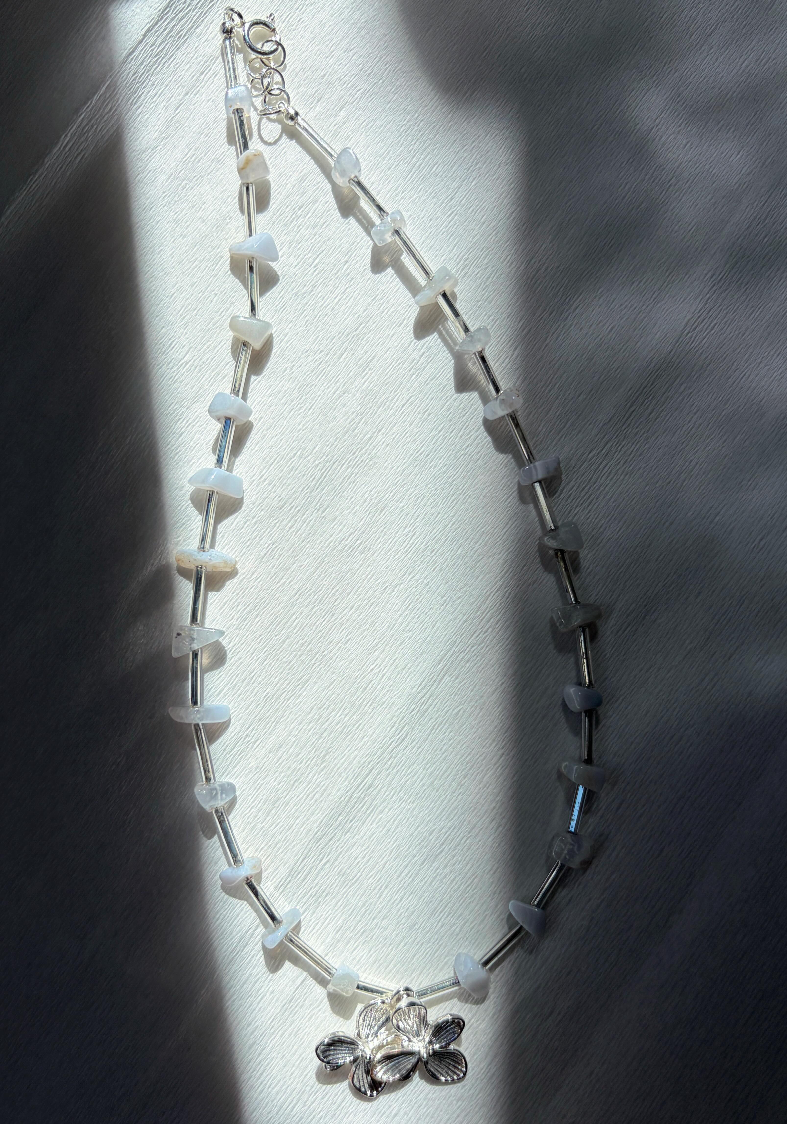 Pearls meet spider agate 