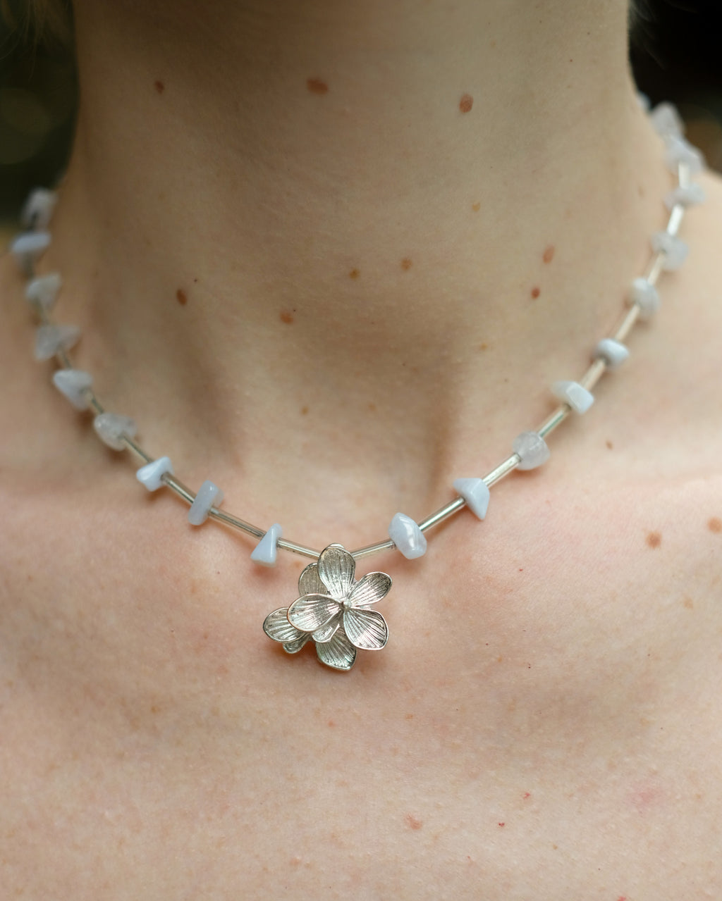 Pearls meet spider agate 