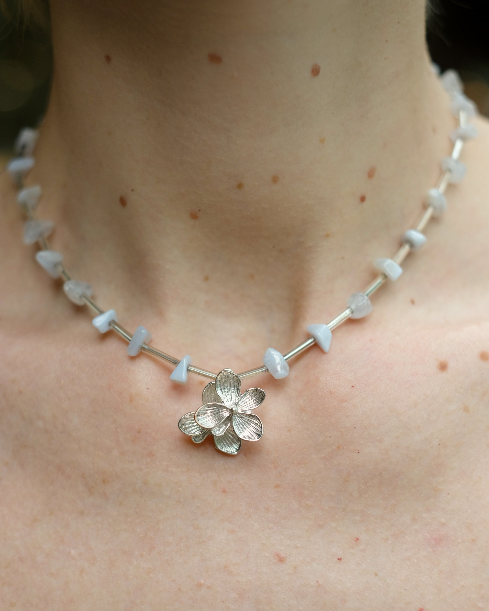 Pearls meet spider agate 