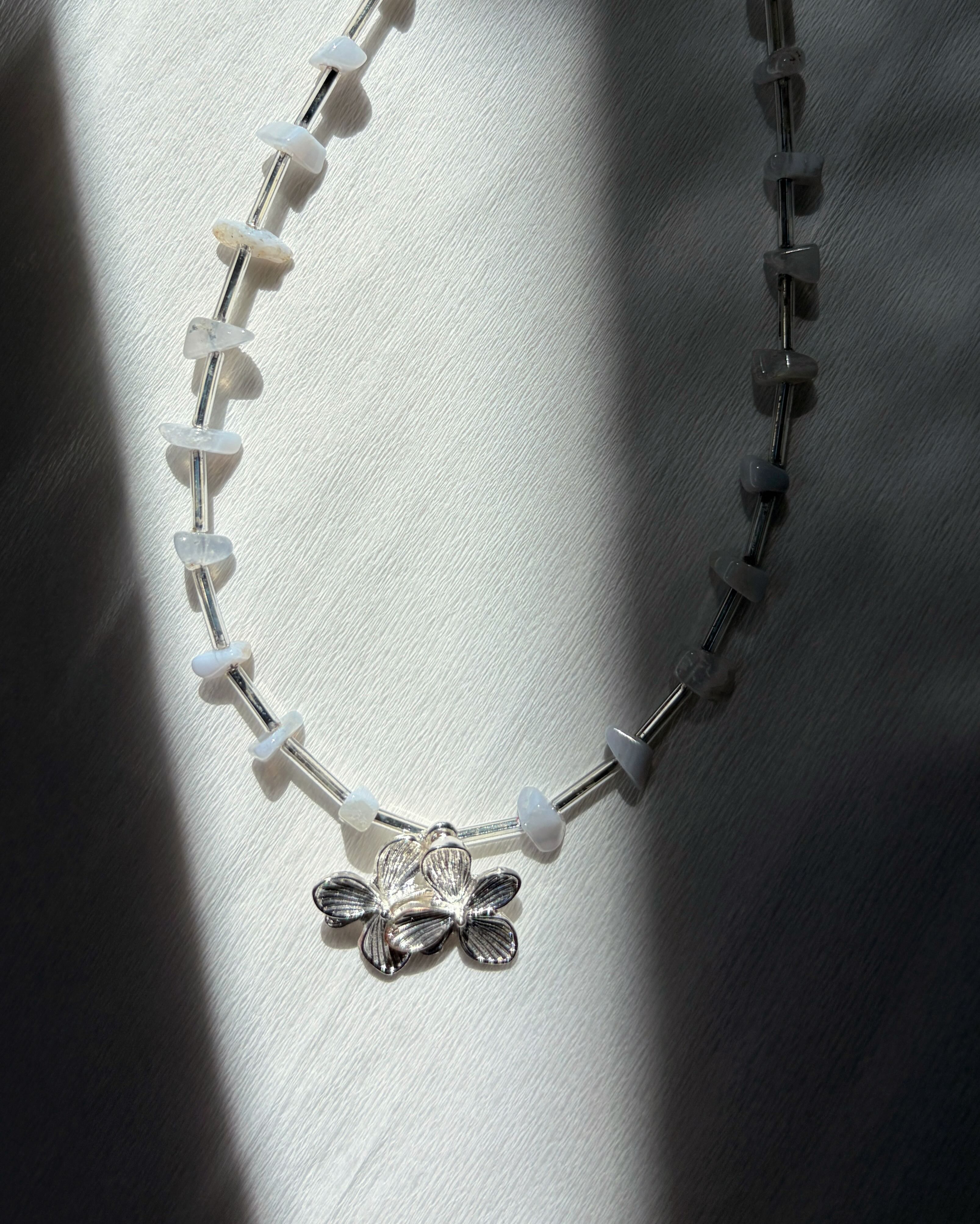 Pearls meet spider agate 