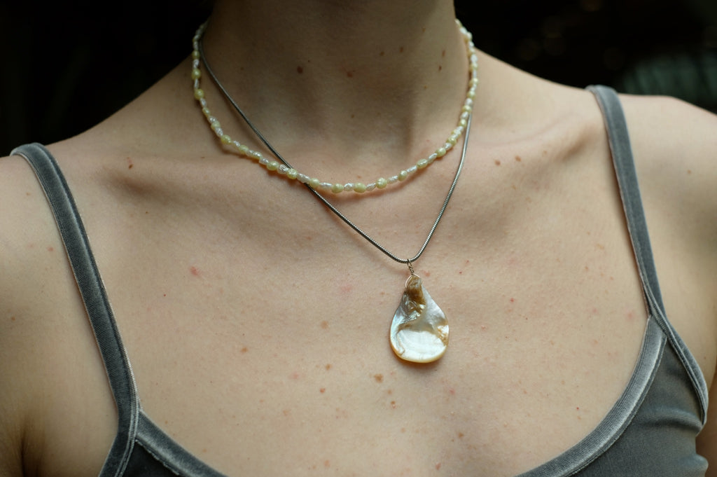 Pearls meet spider agate 