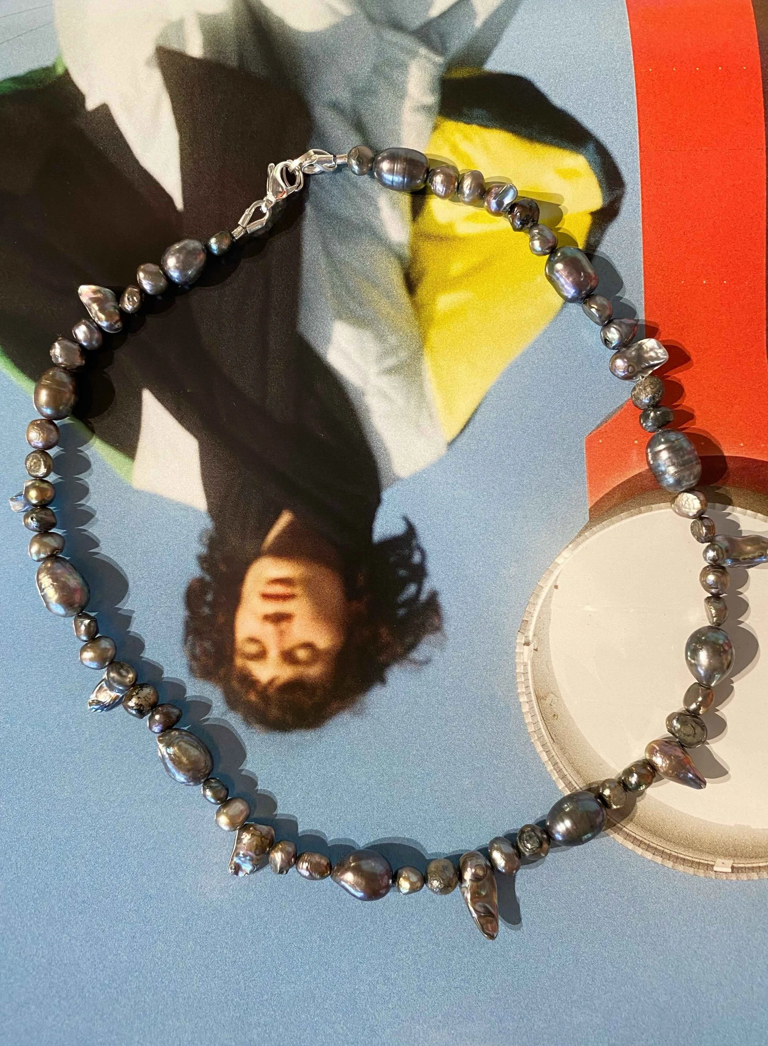 Kette mit Barockperlen und dunklen Perlen mit Silberverschluss