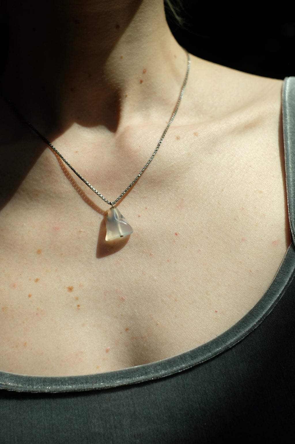 Silberkette mit einem Anhänger aus Montana Achat in milchigem Ton